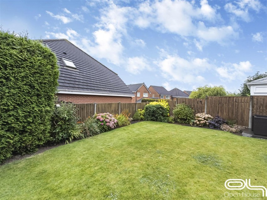Images for Lawns Drive, Newhall