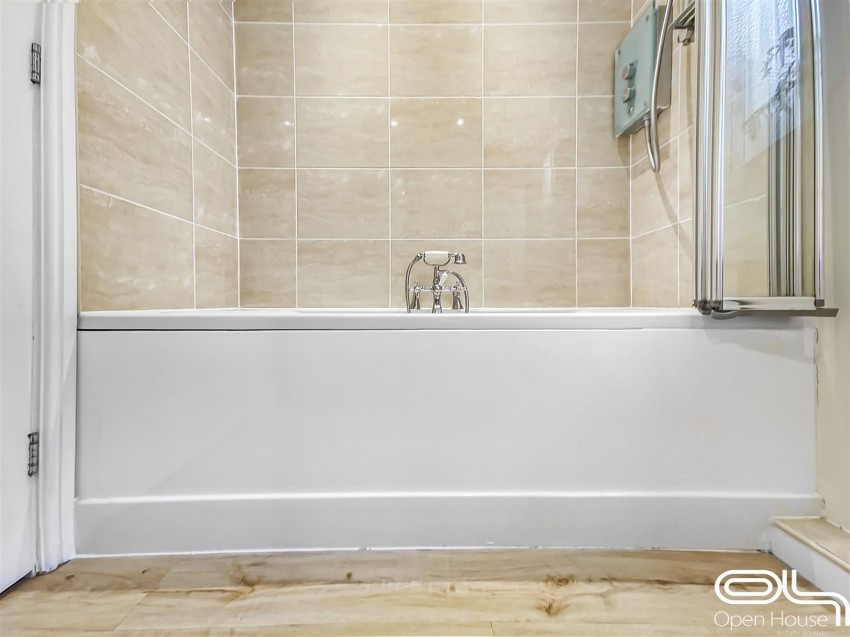 Images for Lawns Drive, Newhall