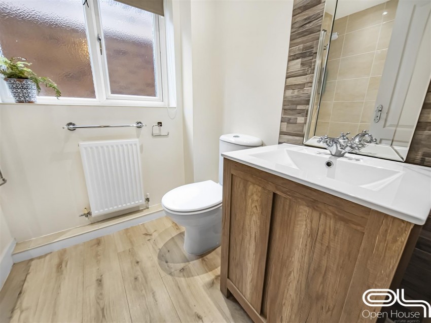 Images for Lawns Drive, Newhall